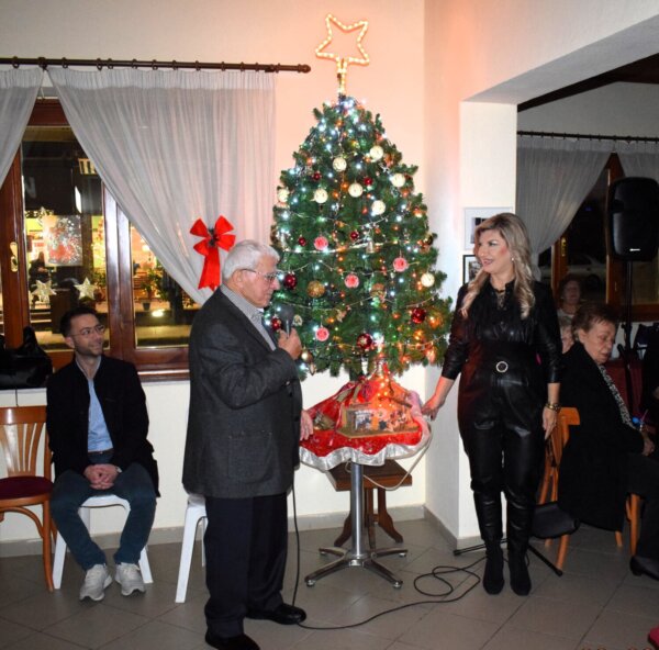 Φωταγωγήθηκε το χριστουγεννιάτικο δέντρο του ΚΑΠΗ Νίκαιας (φωτ.)