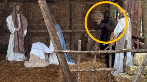 Φυγόποινος κρύφτηκε σε φάτνη και έκανε το… άγαλμα για να γλυτώσει την σύλληψη