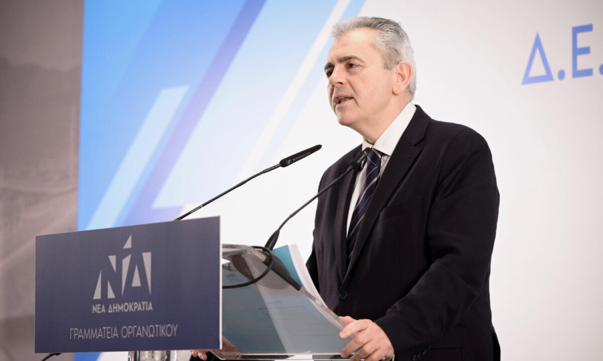 Ο ΓΓ της ΚΟ της ΝΔ Μάξιμος Χαρακόπουλος στο βήμα της Συνόδου των προέδρων ΔΕΕΠ και ΔΗΜΤΟ