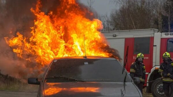 Φωτιά σε εν κινήσει αυτοκίνητο στη Λάρισα (φωτ.)