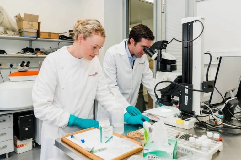Η διδακτορική φοιτήτρια Ρεμπέκα Τάιντι και ο Δρ. Τζόελ Γκάμερ, επικεφαλής της ερευνητικής ομάδας. (Φωτογραφία: ChemCentre)