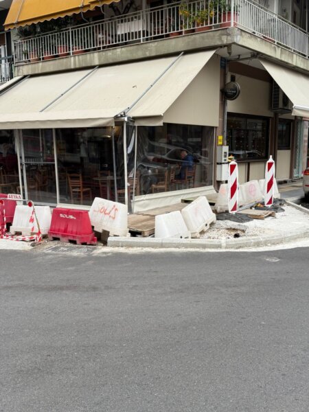 Δημοσιογραφία των πολιτών – Οδός Ηπείρου: «Τα παρατημένα πεζοδρόμια και η… πινακίδα που λείπει» (φωτ.)