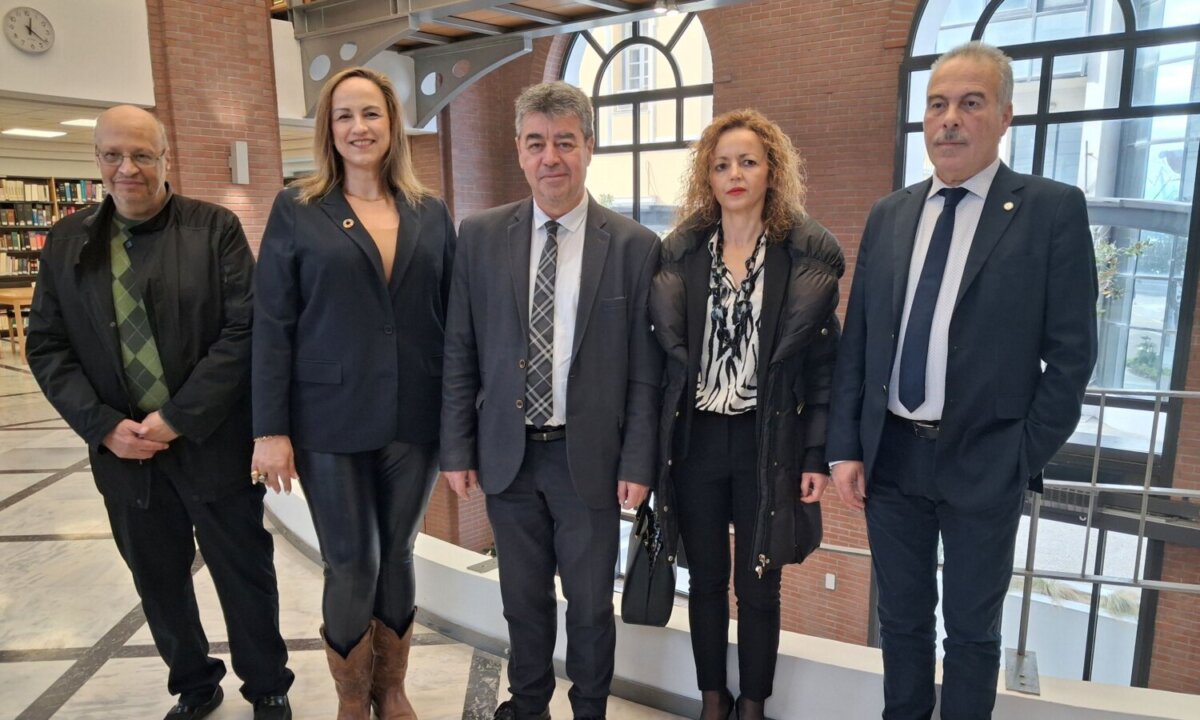 Από αριστερά οι Ιωάννης Κλαψόπουλος (Προϊστάμενος Βιβλιοθήκης), Χρυσή Λασπίδου (Αντιπρύτανις Καινοτομίας, Διεθνοποίησης, Συνεργασιών και Ψηφιακής Διακυβέρνησης), Χαράλαμπος Μπιλλίνης (Πρύτανης), Ελένη Παναγοπούλου (Αναπληρώτρια Προϊσταμένη της Διεύθυνσης Τεχνικών Υπηρεσιών), Παναγιώτης Πλαγεράς (Αντιπρύτανης Οικονομικών και Διοικητικών Υποθέσεων)