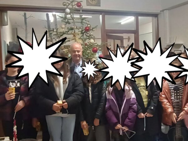 Χριστουγεννιάτικα κάλαντα από τους μαθητές του Δημοτικού Σχολείου Μακρυχωρίου στο Δημαρχείο Τεμπών