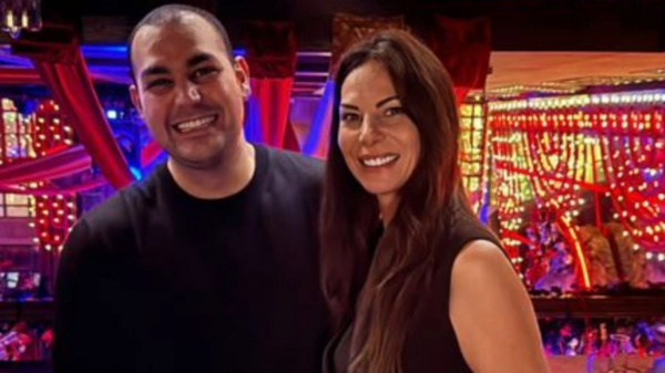 Ο Χρίστος Κούγιας διασκέδασε με τη μητέρα του και μεγάλη παρέα σε νυχτερινό κέντρο για τη γιορτή του