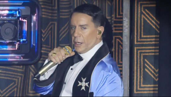 Ο Γιώργος Μαζωνάκης βγήκε από το κέντρο που εμφανίζεται και χαιρέτησε τον κόσμο που περίμενε στην ουρά