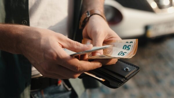 Αυξήσεις θα δουν από σήμερα οι εργαζόμενοι στον ιδιωτικό τομέα από τις φοροελαφρύνσεις