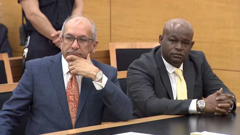Ο Emel McDowell, δεξιά, και ο δικηγόρος του Oscar Michelen κατά τη διάρκεια της ακροαματικής διαδικασίας του 2023 για την ακύρωση της ποινής του McDowell (WCBS)