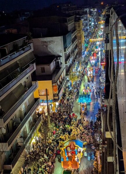 Όλα έτοιμα για τη μεγάλη Χριστουγεννιάτικη Παρέλαση, αύριο το απόγευμα – Με παρουσιαστή τον Γρηγόρη Αρναούτογλου και πάρτι στην Κεντρική Πλατεία