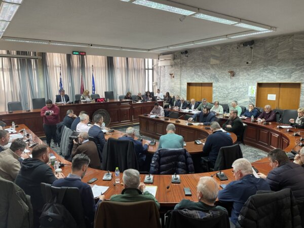 Δημοτικά τέλη: Ούτε μείωση, ούτε αύξηση για το 2026 – Εγκρίθηκε σε κλίμα έντασης η διατήρηση των συντελεστών των ανταποδοτικών τελών