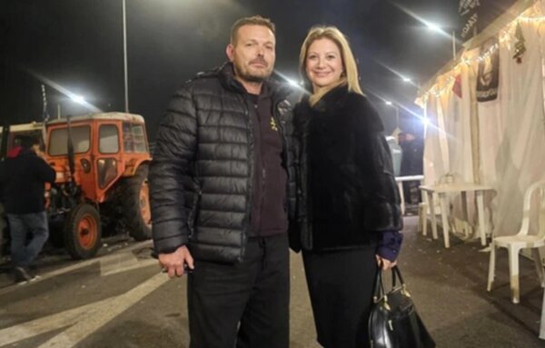 Στο αγροτικό μπλόκο της Νίκαιας η Μαρία Καρυστιανού