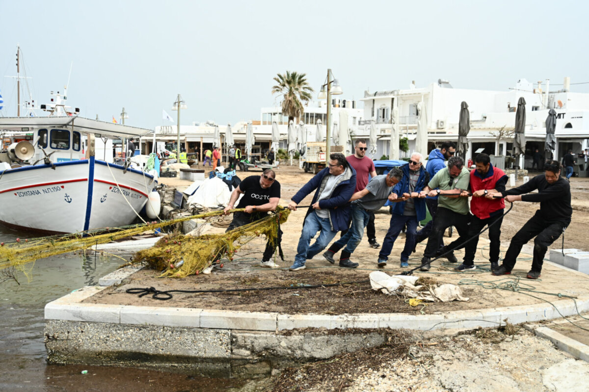 Καταστροφές από τις πλημμύρες στο νησί της Πάρου, τρίτη 1 Απριλίου 2025. Η ένταση της βροχής το απόγευμα της Δευτέρας (31/3) είχε ως αποτέλεσμα τη δημιουργία ορμητικών χειμάρρων που παρέσυραν οχήματα και προκάλεσαν εκτεταμένες υλικές ζημιές σε σπίτια, επιχειρήσεις και υποδομές. 
(ΚΩΣΤΑΣ ΤΖΟΥΜΑΣ/EUROKINISSI)