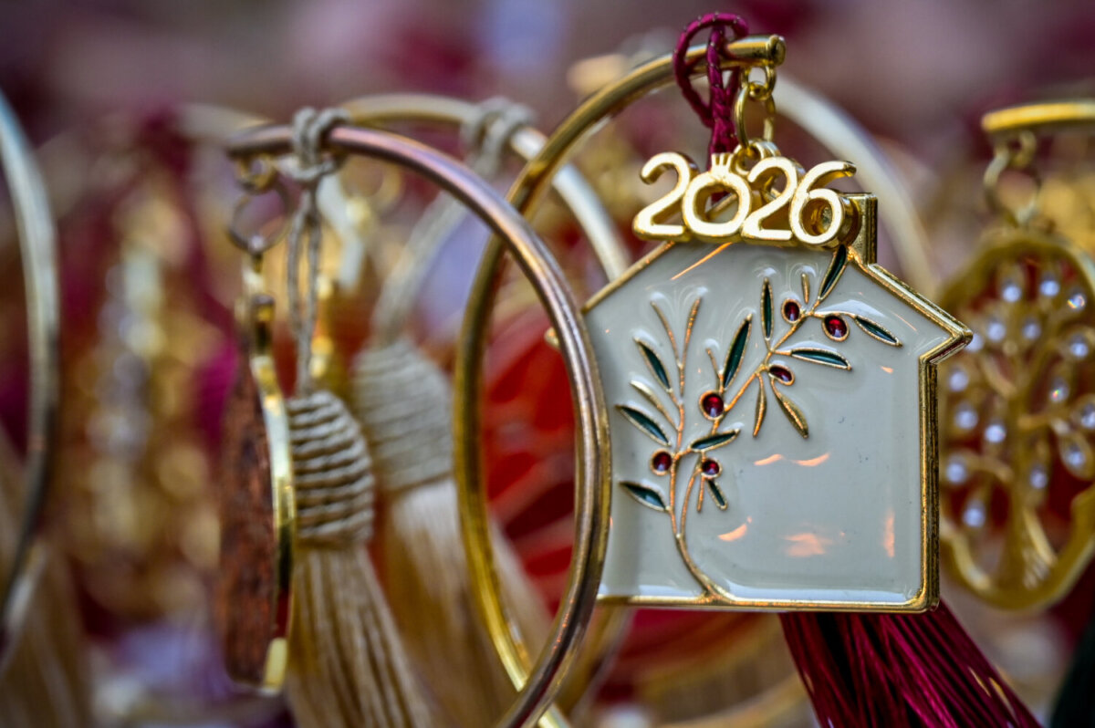 Τα γούρια της Πρωτοχρονιάς, για την καλή τύχη, το έθιμο του ροδιού, της κρεμμύδας, οι προβλέψεις του Καζαμία, τα λαχεία, τα νέα ημερολόγια και οι ατζέντες,  έχουν από σήμερα την τιμητική τους σε καταστήματα και υπαίθριους πωλητές, Δευτέρα 29 Δεκεμβρίου 2025