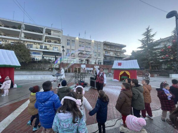 Η Χριστουγεννιάτικη Παραμυθοχώρα πλημμύρισε με παιδικά χαμόγελα και γιορτινή μαγεία στα Φάρσαλα (φωτ.)
