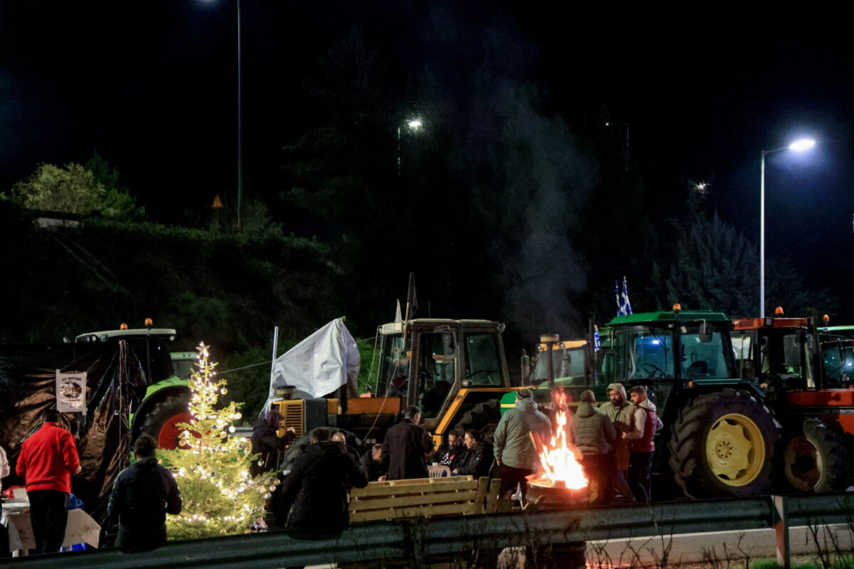 Κλείσιμο και των παράδρομων στο μπλόκο των αγροτών στη Νίκαια Λάρισας. Δευτέρα 8 Δεκεμβρίου 2025 (EUROKINISSI)