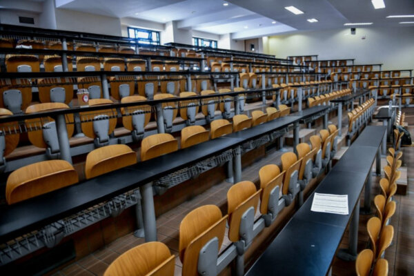 «Αυλαία» για τους αιώνιους φοιτητές: Διαγράφονται 220.000 σήμερα, ποιοι γλιτώνουν – Τι ισχύει για Πολυτεχνεία και Ιατρικές