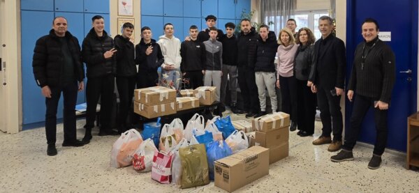 Τρόφιμα στο Κοινωνικό Παντοπωλείο από το 2ο Γυμνάσιο Λάρισας