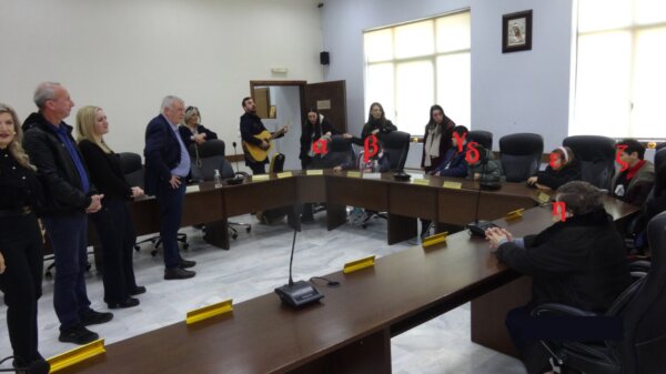 Κάλαντα από τα παιδιά του κέντρου «Εφαλτήριο» στον Θ. Νασιακόπουλο