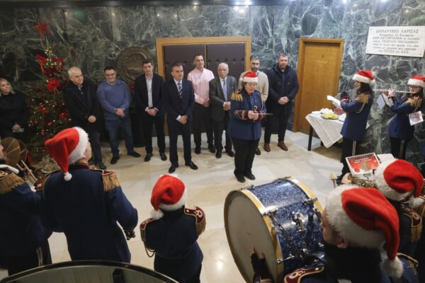 Με μελωδίες και παραδοσιακά ακούσματα γέμισε το Δημαρχείο – Κάλαντα κι ευχές για νέο έτος δέχθηκε ο Θ. Μαμάκος (φωτ.)