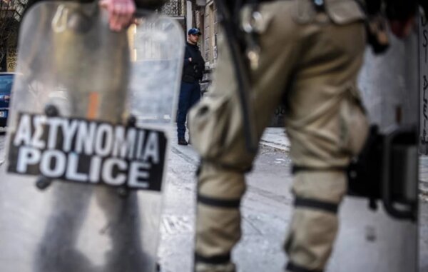 Πέντε συλλήψεις έπειτα από επίθεση οπαδών εναντίον αστυνομικών έξω από το ΟΑΚΑ