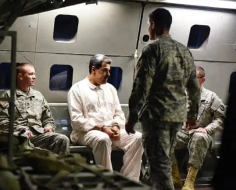 Φωτογραφία που δημιουργήθηκε από τεχνητή νοημοσύνη δείχνει τον Μαδούρο σε ένα αμερικανικό στρατιωτικό μεταγωγικό αεροπλάνο. (Πηγή: NewsGuard)