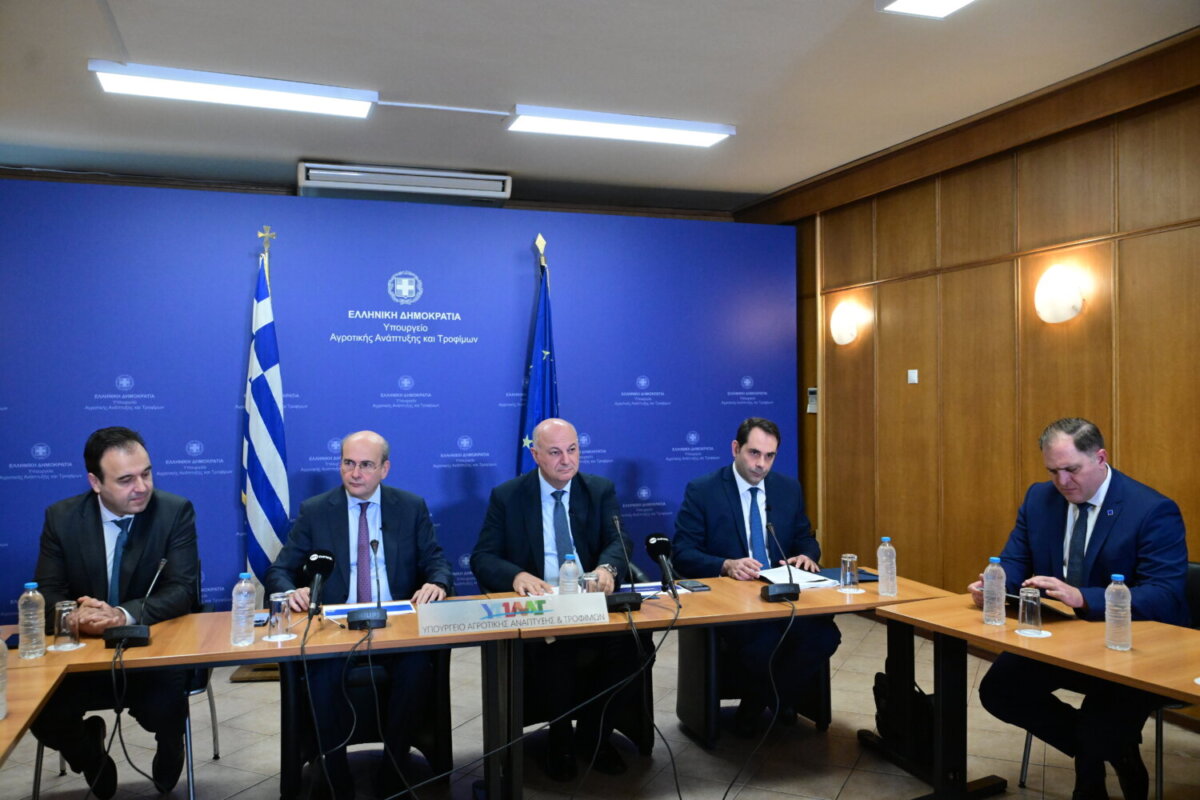 Ανακοίνωση των μέτρων της κυβέρνησης για τους αγρότες από τον αντιπρόεδρο της Κυβέρνησης Κωστή Χατζηδάκη και από τους υπουργούς Αγροτικής Ανάπτυξης και Τροφίμων Κώστα Τσιάρα και Ψηφιακής Διακυβέρνησης Δημήτρη Παπαστεργίου, καθώς και από τον υφυπουργό Εθνικής Οικονομίας και Οικονομικών Θάνο Πετραλιά, Τετάρτη 7 Ιανουαρίου 2026.  (ΤΑΤΙΑΝΑ ΜΠΟΛΑΡΗ/EUROKINISSI)