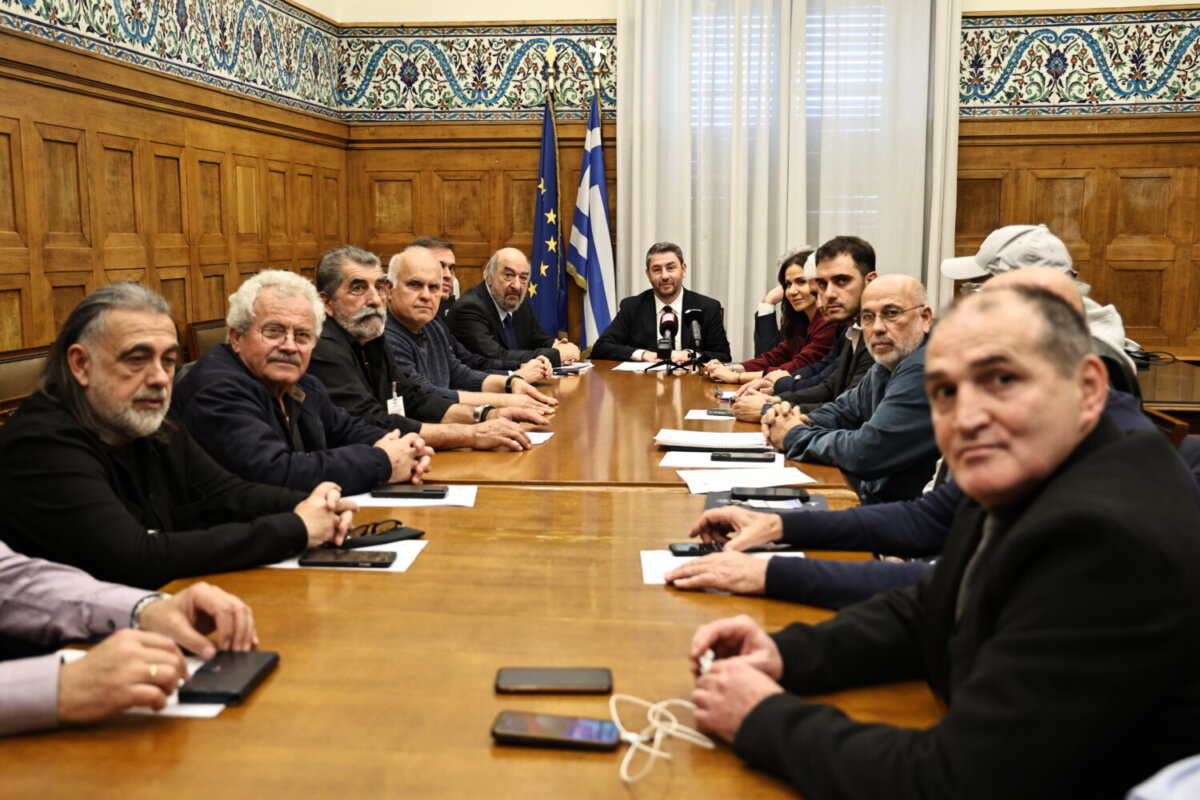 Συνάντηση του Προέδρου του ΠΑΣΟΚ - Κινήματος Αλλαγής, Νίκου Ανδρουλάκη με σωματεία πωλητών λαϊκών αγορών, στην Βουλή, Τετάρτη 7 Ιανουαρίου 2026. (ΓΙΑΝΝΗΣ ΠΑΝΑΓΟΠΟΥΛΟΣ/EUROKINISSI)