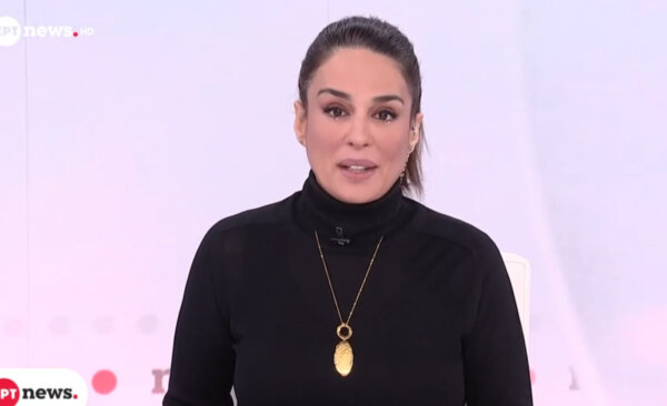 Με τρεμάμενη φωνή η Αλεξάνδρα Δουβαρά ανακοινώνει τον θάνατο του επί χρόνια σκηνοθέτη της