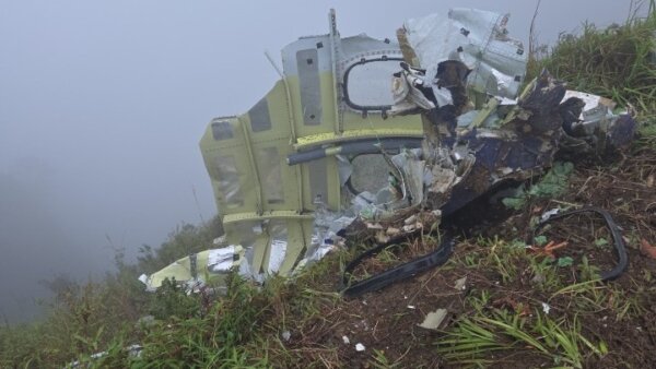 Οι αρχές της Ινδονησίας εντόπισαν συντρίμμια αεροσκάφους με 11 επιβαίνοντες που είχε χαθεί από τα ραντάρ