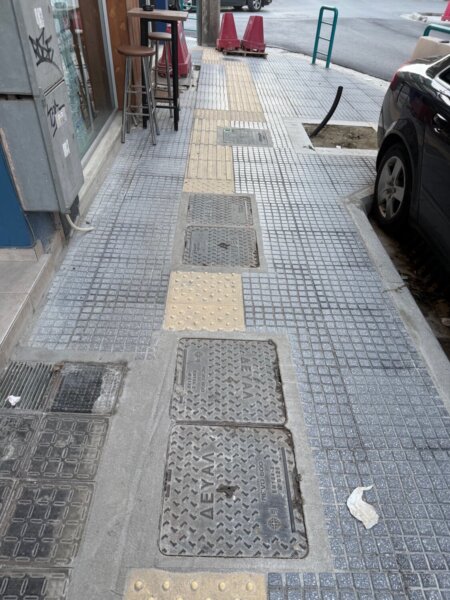 Παράπονα για τα πεζοδρόμια στην οδό Ηπείρου