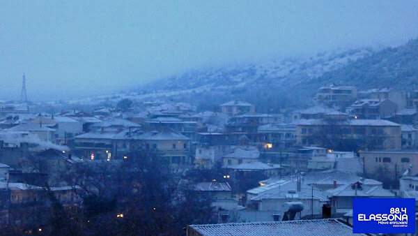Χιονόπτωση νωρίς το πρωί της Τετάρτης μέσα στην Ελασσόνα (φωτ.)