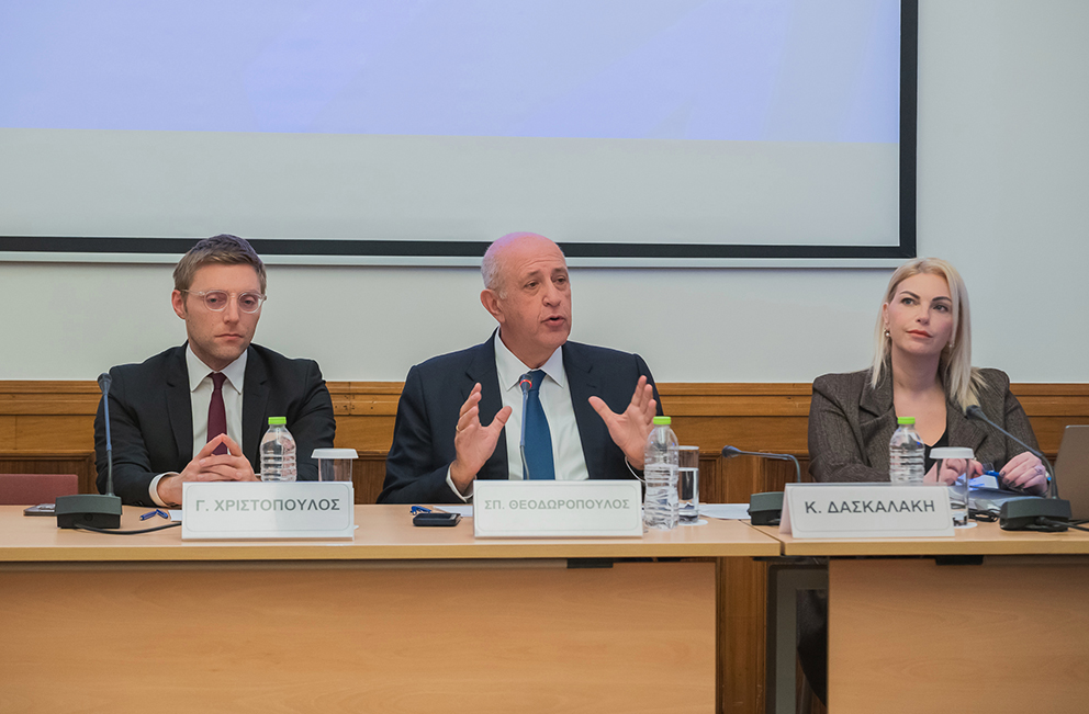 (από αριστερά προς δεξιά): κ. Γιώργος Χριστόπουλος, Γενικός Διευθυντής ΣΕΒ, κ. Σπύρος Θεοδωρόπουλος, Πρόεδρος Δ.Σ. ΣΕΒ, κα Κατερίνα Δασκαλάκη, Διευθύντρια του Τομέα Εργασιακών Σχέσεων και Κοινωνικού Διαλόγου ΣΕΒ