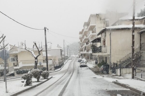 Στα «λευκά» τα Φάρσαλα και τα χωριά