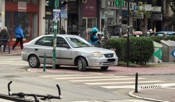Εκεί βόλευε… Στάθμευση για «Όσκαρ» σε ένα από τα πιο κεντρικά σημεία της Λάρισας (φωτ.)