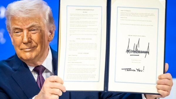 Ο Ντ. Τραμπ υπέγραψε τον ιδρυτικό χάρτη του «Συμβουλίου Ειρήνης» στο Νταβός