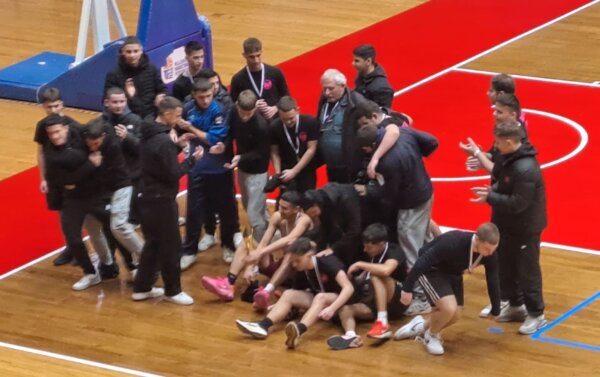 Πρωταθλήτρια η Ομάδα Βόλεϊ Αγοριών του 14ου ΓΕΛ Λάρισας – Συγχαρητήρια του Διευθυντή