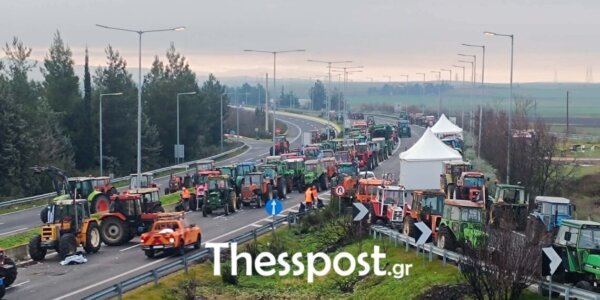 Μπλόκο Νίκαιας: Επιχείρηση καθαρισμού της Εθνικής λίγο πριν την αποχώρηση των τρακτέρ (φωτ. & βίντεο)