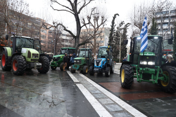 Έφυγαν από το μπλόκο της Νίκαιας τα τρακτέρ… Ήρθαν στην Κεντρική Πλατεία της Λάρισας (φωτ. & βίντεο)