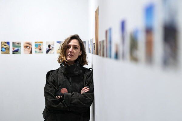 Under the Sun: Η Ξένια Νασέλου μιλά για το φωτογραφικό project που «γεννήθηκε» στις Μικρές Κυκλάδες και ήρθε στη Λάρισα