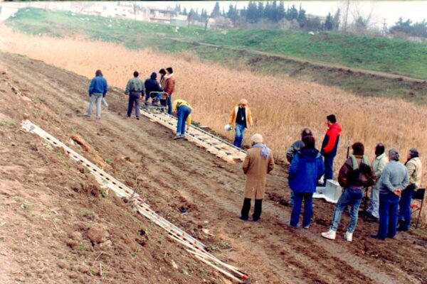 14 χρόνια χωρίς τον Θόδωρο Αγγελόπουλο – Μία φωτογραφία από γυρίσματα για ταινία του στη Λάρισα