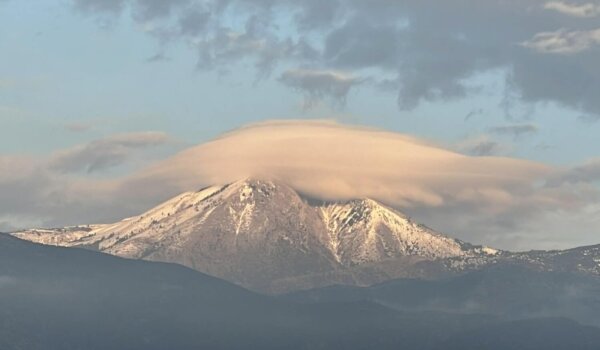 Λάμπει η κορυφή του Κισσάβου…
