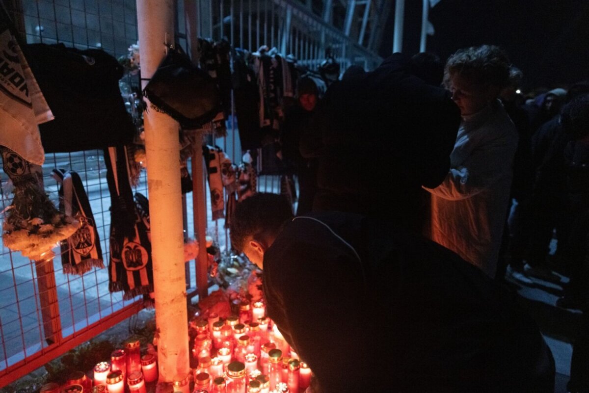 Ο ΠΡΟΠΟΝΗΤΗΣ ΡΑΖΒΑΝ ΛΟΥΤΣΕΣΚΟΥ ΚΑΙ ΟΙ ΑΡΧΗΓΟΙ ΤΗΣ ΟΜΑΔΑΣ ΠΟΔΟΣΦΑΙΡΟΥ ΤΟΥ ΠΑΟΚ ΑΦΗΝΟΥΝ ΛΟΥΛΟΥΔΙΑ ΣΤΟ ΓΗΠΕΔΟ ΤΗΣ ΤΟΥΜΠΑΣ ΩΣ ΕΝΔΕΙΞΗ ΠΕΝΘΟΥΣ ΓΙΑ ΤΟΥΣ ΟΠΑΔΟΥΣ ΠΟΥ ΕΧΑΣΑΝ ΤΗΣ ΖΩΗ ΤΟΥΣ ΣΕ ΤΡΟΧΑΙΟ ΣΤΗ ΡΟΥΜΑΝΙΑ. (ΡΑΦΑΗΛ ΓΕΩΡΓΙΑΔΗΣ / EUROKINISSI)