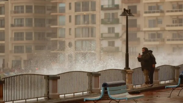 Μάλτα: Θηριώδη κύματα παρέσυραν και έπνιξαν 13χρονη – Αγνάντευε τη θάλασσα με την οικογένειά της σε πεζόδρομο