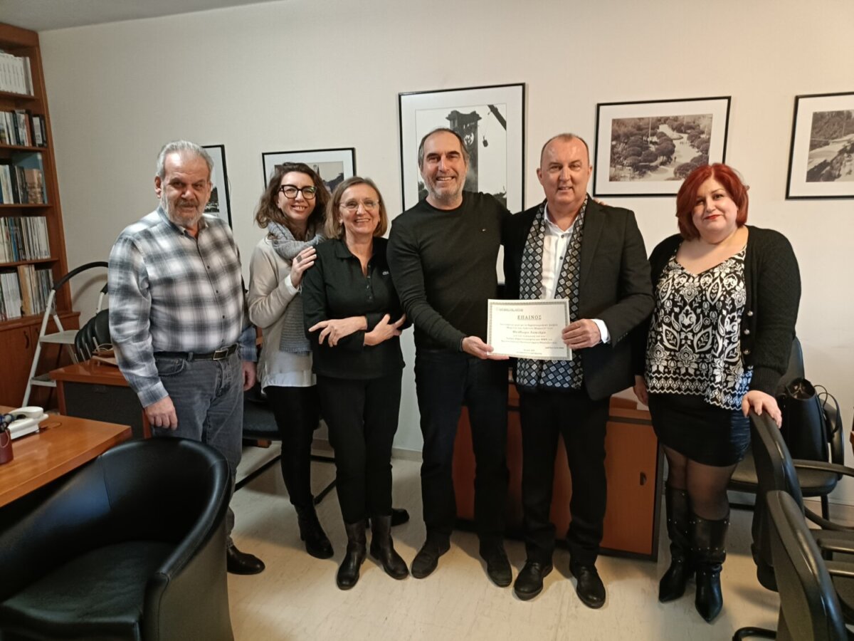 Στη φωτογραφία διακρίνονται, από αριστερά, οι Γιάννης Σιούλας, Ελένη Χολέβα, Ελένη Σταμούλη, Δημήτρης Χορταργιάς, ο φοιτητής Θεόδωρος Λιακάρας και Σοφία Βακιρτζηδέλη.