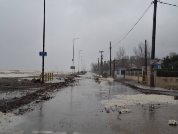 Στο έλεος της κακοκαιρίας τα παράλια της Λάρισας (φωτ. & βίντεο)