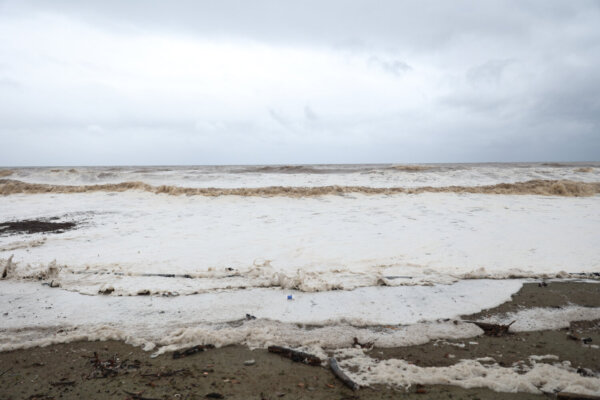Αγιόκαμπος: Βγήκε στο δρόμο η θάλασσα από τους θυελλώδεις ανέμους (βίντεο)