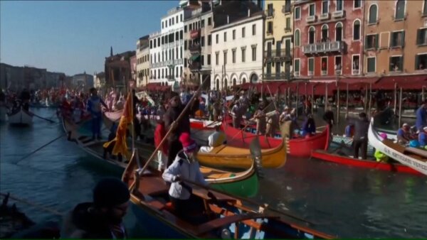 Χρώμα, μεταμφιέσεις και χιούμορ στην πλωτή παρέλαση του Καρναβαλιού της Βενετίας