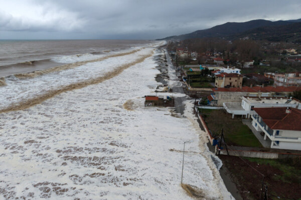 Αγιόκαμπος: «Μια στιγμή μπορεί να σε τελειώσει για μια ζωή» λέει ο ιδιοκτήτης του παντοπωλείου που «χτυπήθηκε» για τρίτη φορά από την κακοκαιρία