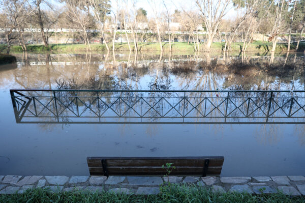 Αυτή είναι η εικόνα του Πηνειού το πρωί της Τρίτης στην εσωτερική κοίτη που διαπερνά τη Λάρισα (φωτ.)