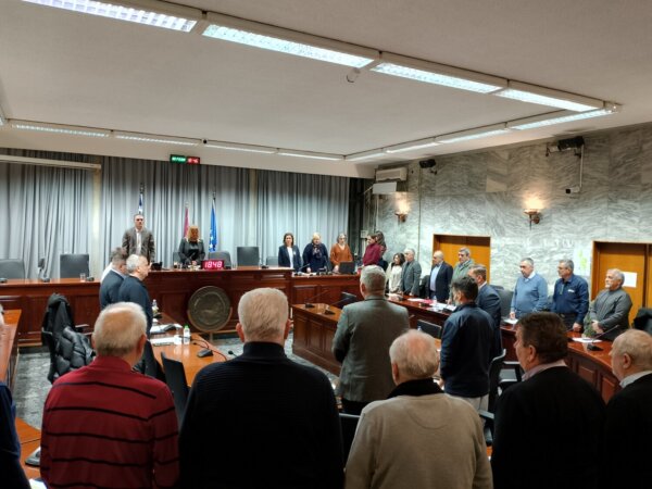 Με ενός λεπτού σιγή ξεκίνησε η συνεδρίαση του Δημοτικού Συμβουλίου